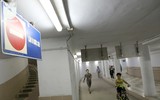 Người dân Hà Nội xuống hầm đi bộ để tránh nắng lửa mùa hè